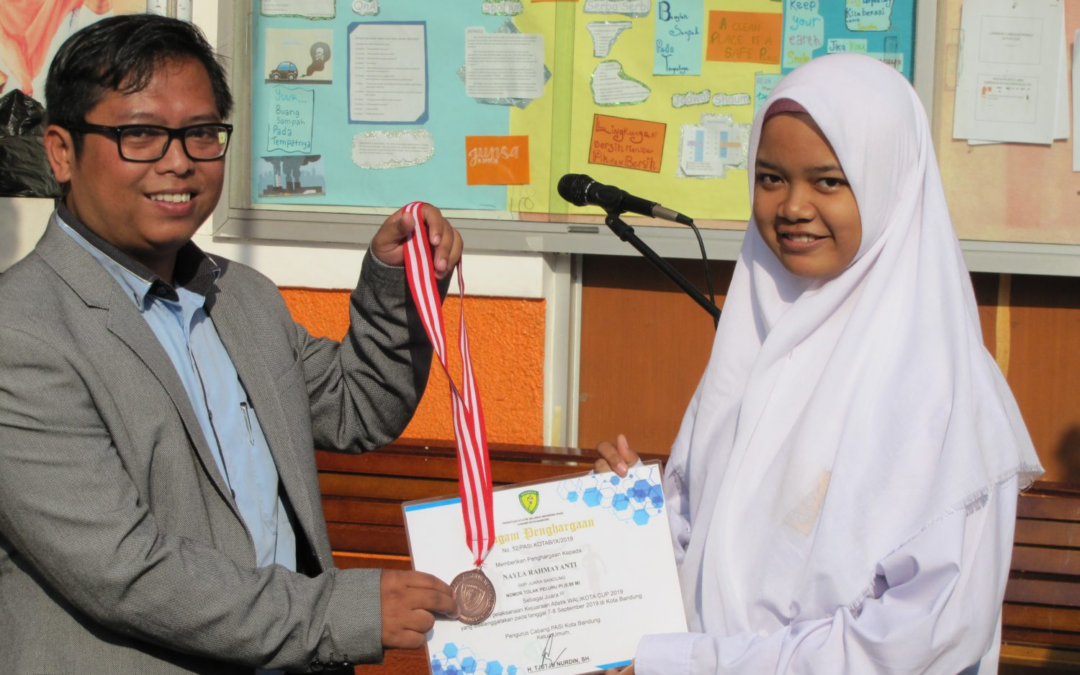 Nayla Rahmawati, a student of SMP Juara Bandung, won 3rd place in the City of Bandung Athletics Championship