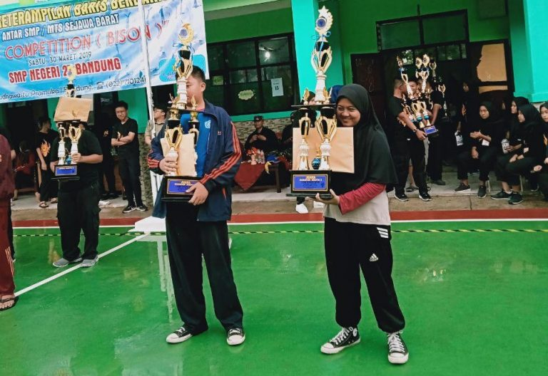 The Flag Raising Team (PASPERA) of SMP Juara Bandung once again achieved a championship title at the LKBB Baris Competition (BISON) held by SMP 27 Bandung