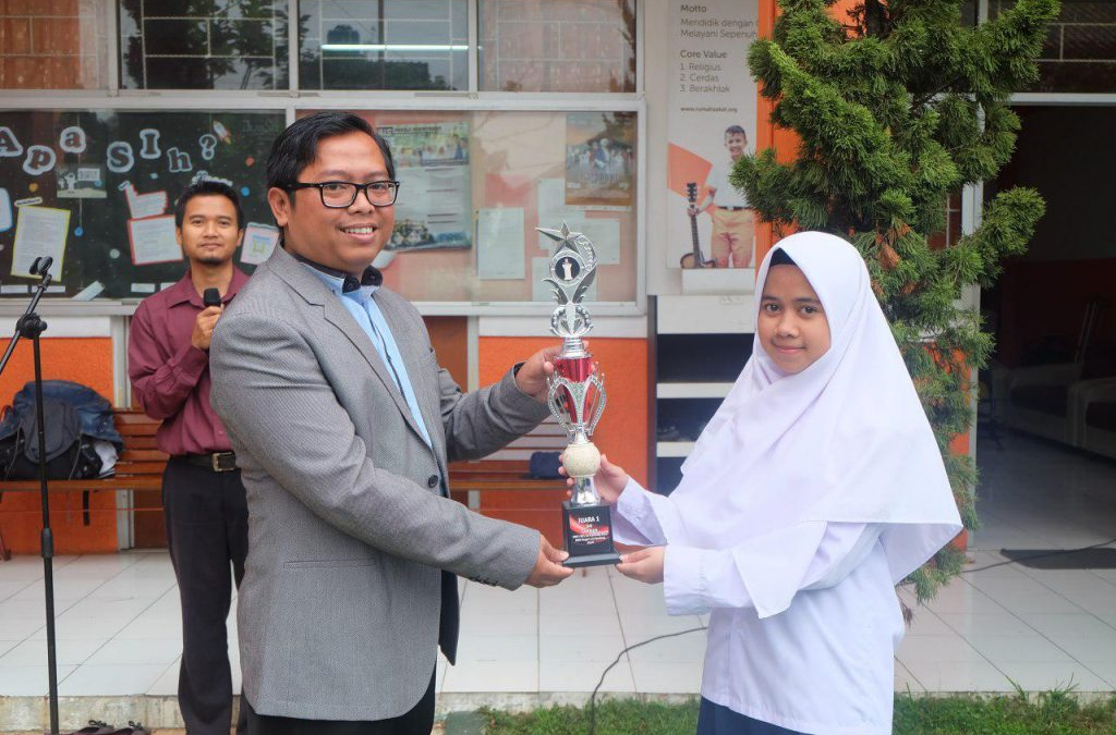 Ismi, an Orphan Student, the First Place Winner of the Preaching Competition at SMKN 13 Bandung who loves to give Speeches