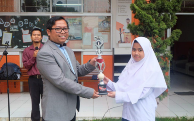 Ismi, Siswi Yatim, Juara 1 Lomba Dakwah Di SMKN 13 Bandung Yang Senang Berorasi