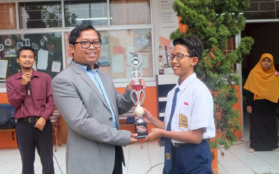 JUARA 1 LOMBA CIPTA PUISI LAMPION SMKN 13 BANDUNG JADI GELAR PENYEMANGAT BAGI RUSYDI