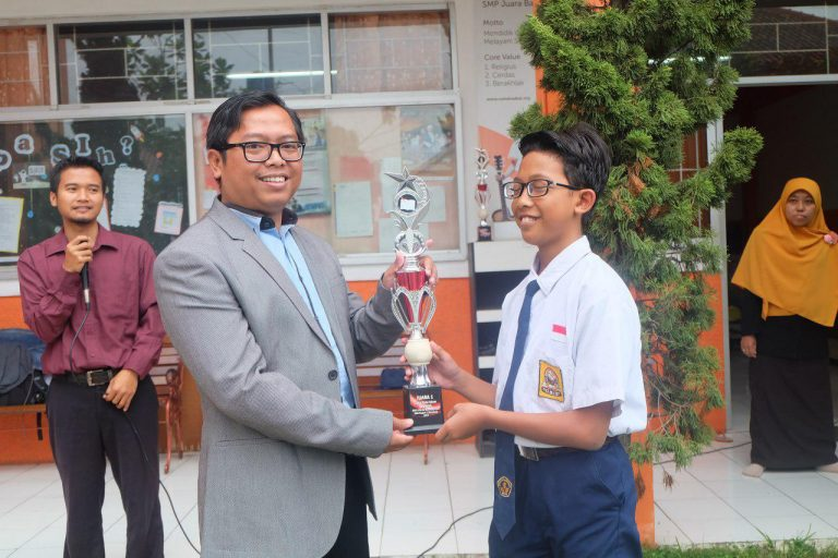 First Place Winner of the Poetry Creation Competition at LAMPION SMKN 13 Bandung Becomes a Motivational Title for Rusydi